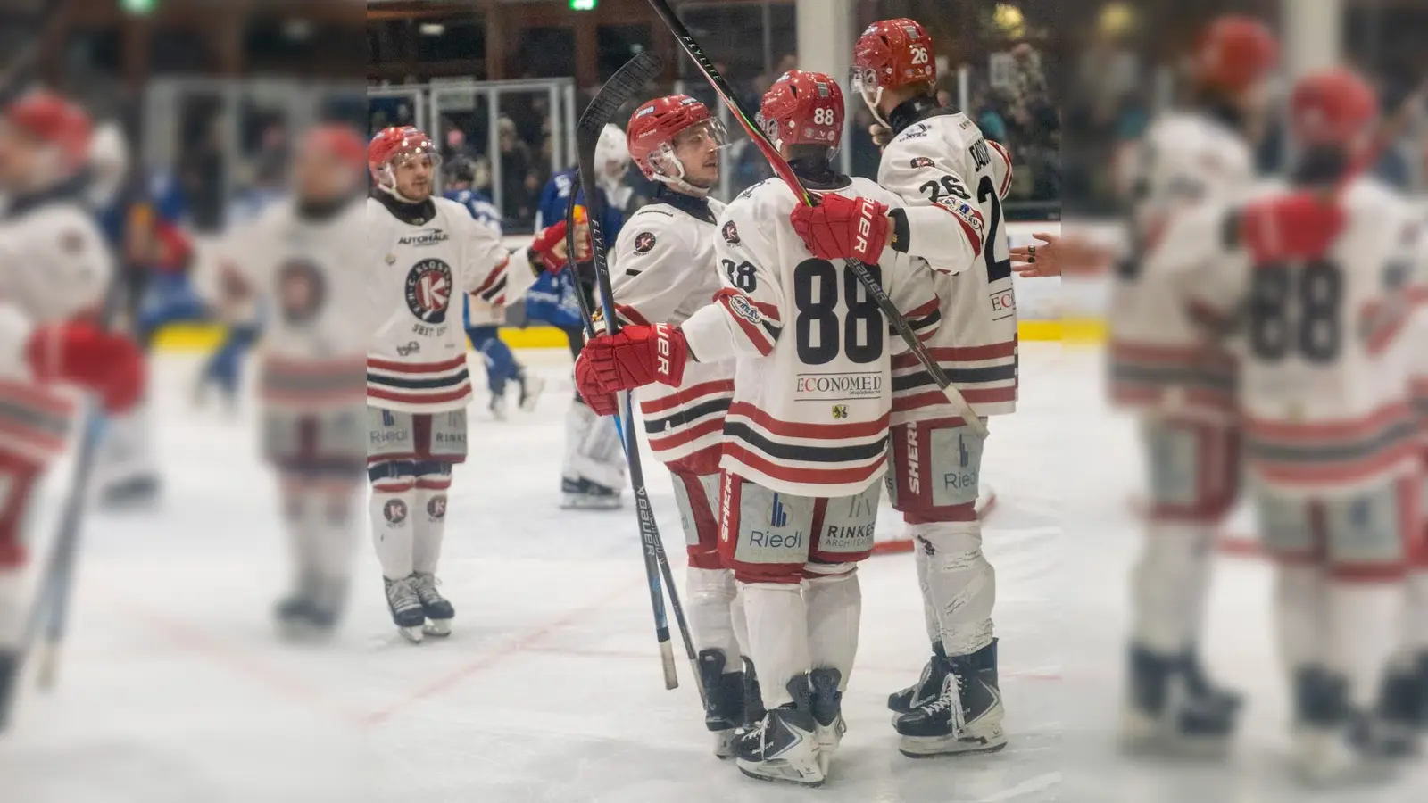  Kelvin Walz (links) und Alexandre Gagnon (#88) mit Nicolai Quinlan und Florian Gaschke beim Feiern eines Tores. (Foto: smg)