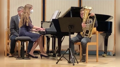 Carina und Marius Castell bei einem Vorspiel zur Vorbereitung auf den Wettbewerb im Pavillon der Musikschule. (Foto: pr)