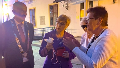 Bäriges Mitbringsel: Bürgermeisterin Eva Bönig (r.) erklärte der slowenischen Staatspräsidentin Nataša Pirc Musar (2.v.l.) im Beisein von Bürgermeister Tine Radinja (l.) und (verdeckt) Mirjam Jan Blažić, der Partnerschaftsbeauftragen von Škofja Loka, die Geschichte des Freisinger Wappentiers. (Foto: Stadt Freising)