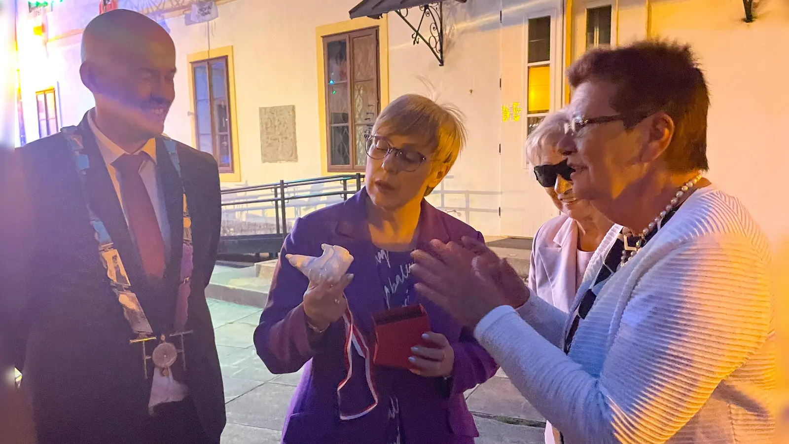 Bäriges Mitbringsel: Bürgermeisterin Eva Bönig (r.) erklärte der slowenischen Staatspräsidentin Nataša Pirc Musar (2.v.l.) im Beisein von Bürgermeister Tine Radinja (l.) und (verdeckt) Mirjam Jan Blažić, der Partnerschaftsbeauftragen von Škofja Loka, die Geschichte des Freisinger Wappentiers. (Foto: Stadt Freising)