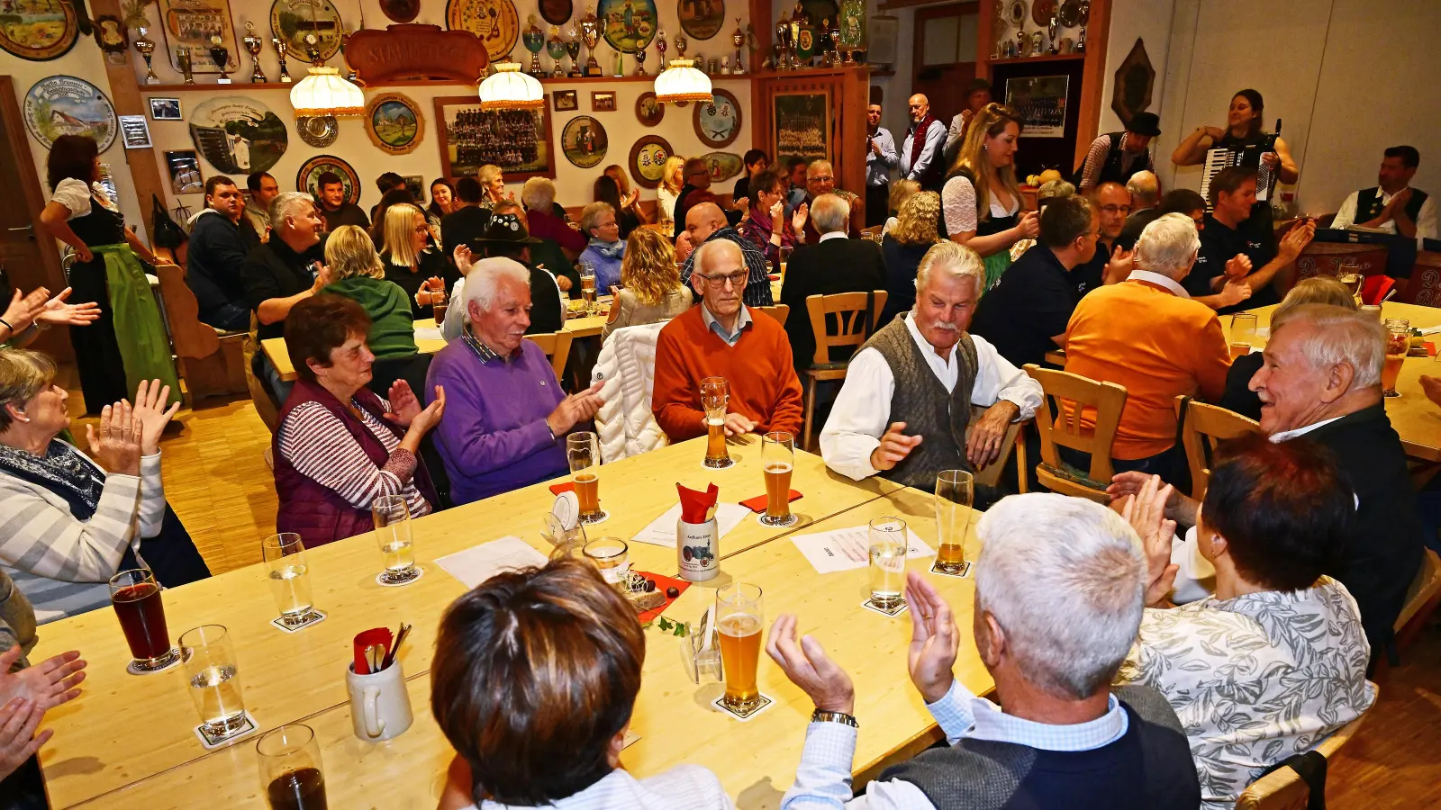 Das Publikum in der voll besetzten Gaststube des Wirtshaus Am Dorfbrunnen klatschte, sang und schunkelte, dass es eine Freude war. (Foto: R. Lex)