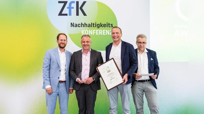 v.l.: Carsten Wagner, VKU Verlag, Dominik Schwegler, Andreas Voigt, beide Freisinger Stadtwerke, Hans-Peter Hoeren, Zeitung für kommunale Wirtschaft (ZfK) (Foto: Lena Wagner/VKU Verlag)
