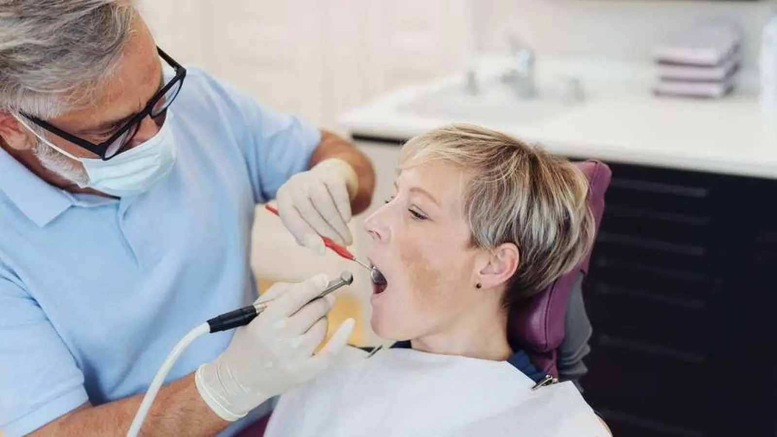 Selbst die beste Zahnpflege kann nicht verhindern, dass im Laufe der Zeit kleinere oder größere Reparaturmaßnahmen erforderlich sind. (Foto:  djd/Nürnberger Versicherung/Getty Images/stockfour)