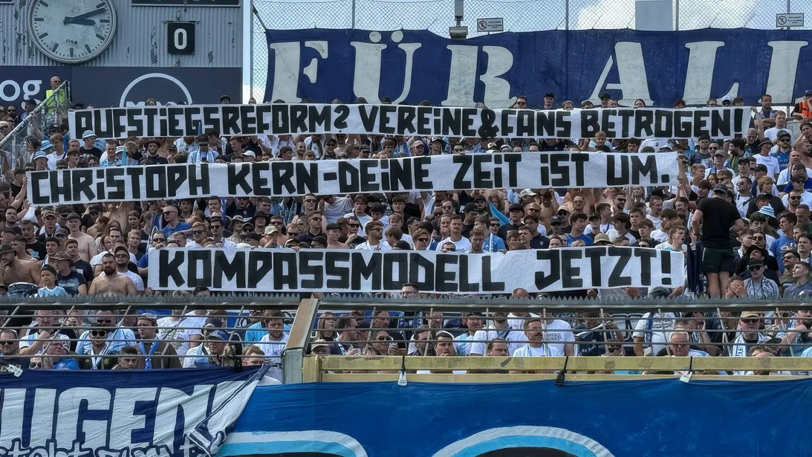 Bundesweit protestieren Fans, wie hier in München, für eine Regionalliga-Reform und die Annahme des Kompass-Modells. (Foto: Anne Wild)