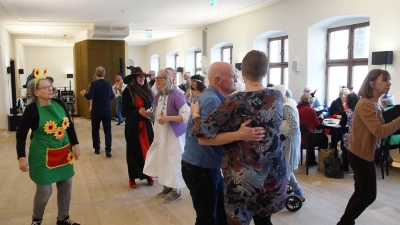 Nach „Ein Stern, der deinen Namen trägt” ist die Tanzfläche für über zwei Stunden voll mit begeisterten Senioren. (Foto: bro)