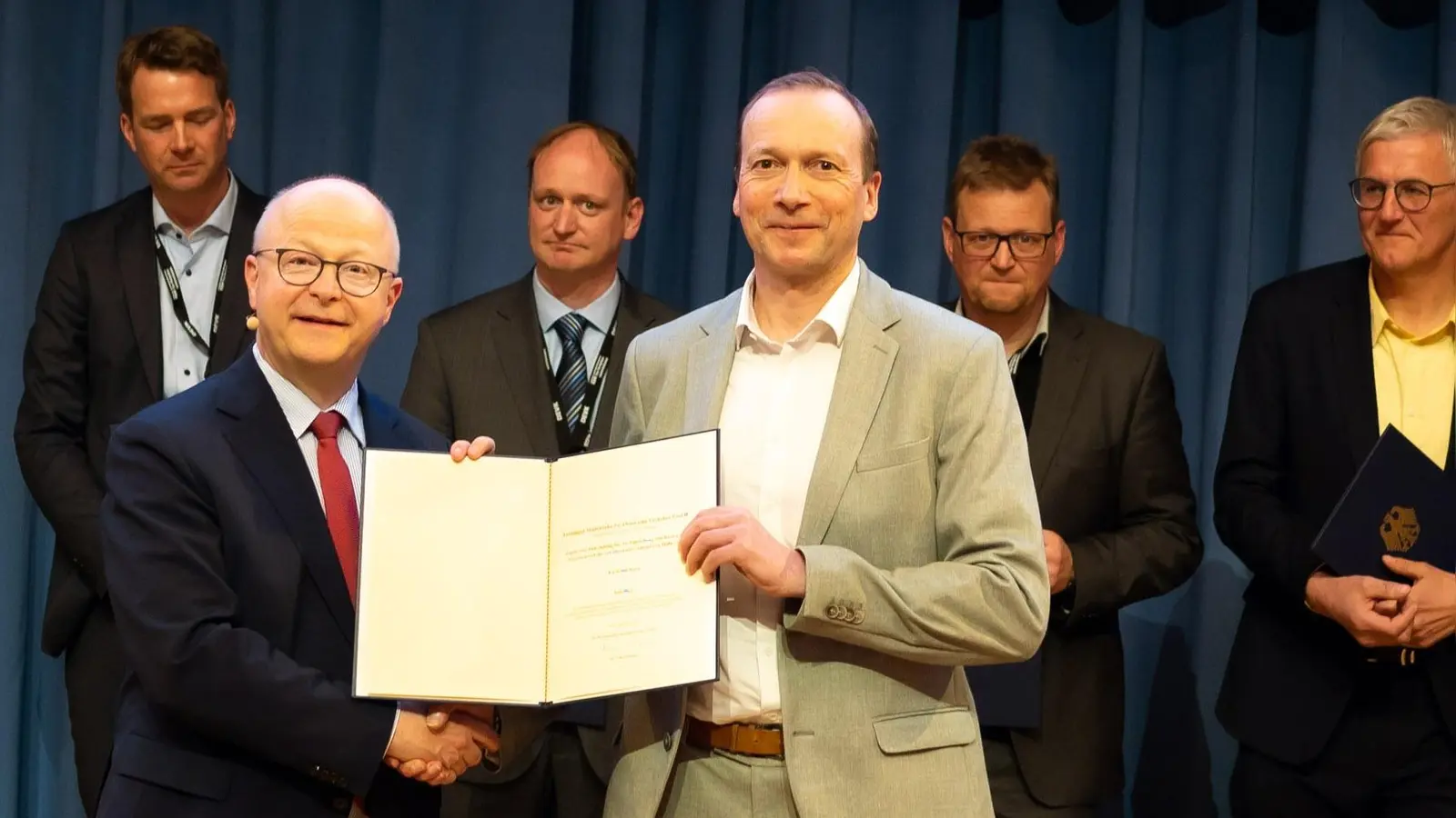 Staatssekretär Michael Theurer (li.) überreicht Andreas Voigt die Förderurkunde. (Foto: Franz Josef)