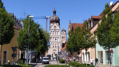 Der Referent erläutert auch die bairischen Orts- und Flurnamen im Erdinger Land, hier die Stadt Erding. (Foto: std)