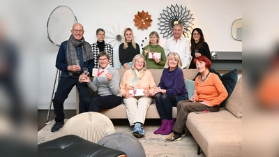 Dieser Theaterbesucher hatten neben einem unterhaltsamen Abend auch noch das Glück, mit Ihrer Eintrittskarte einen Geschenkgutschein zu gewinnen.  (Foto: Volksspielgruppe Altenerding)