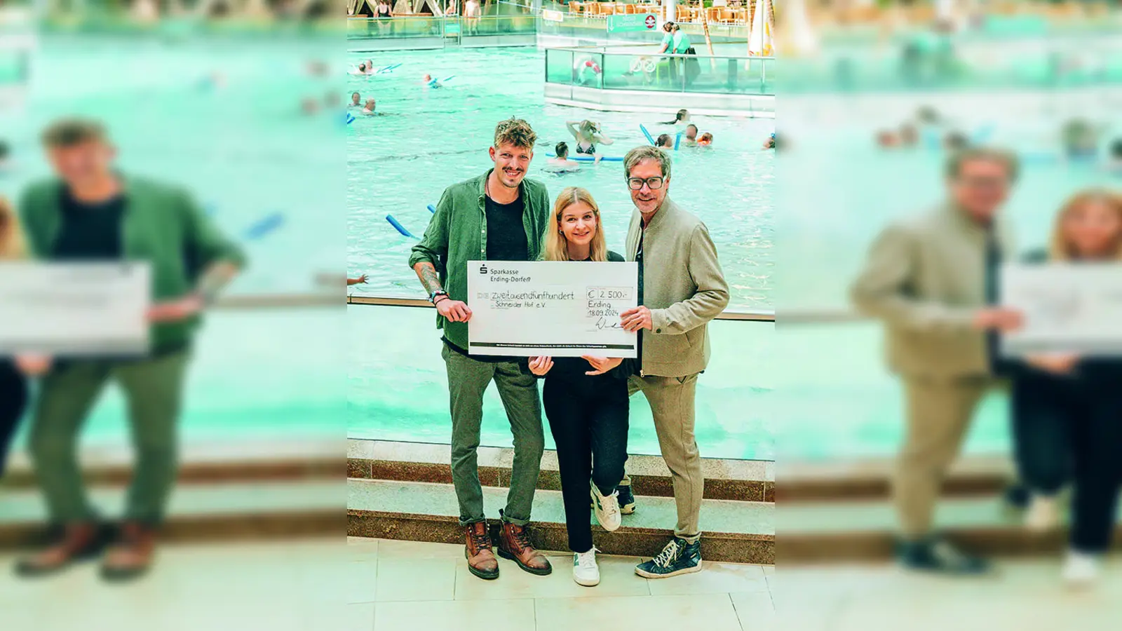 Spendenübergabe mit (v.l.): Lukas Becker (Stellv. Vorsitzender Schneider Hof e.V.), Carina Koch (Marketing Assistenz Therme Erding), Marcus Maier (Prokurist und Geschäftsleiter Therme Erding). (Foto: Therme Erding)