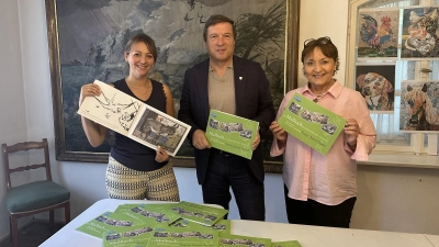Simone Lachmann (links) und Heike Kronseder vom Museum Franz Xaver Stahl sowie Erdings Oberbürgermeister Max Gotz präsentieren die neuen Malbücher. (Foto: Antonia Hirner, Stadtmarketing)