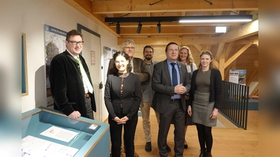 Die Besichtigung der Mooraustelllung war für alle Besucher sehr interessant. (Foto: LRA Erding)