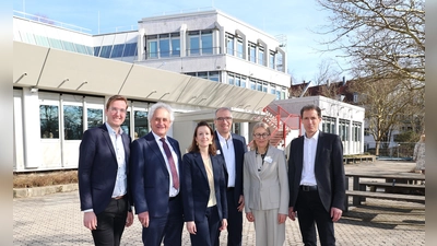 Architekt Jörg-Helmut Schwarz (v.li.), Landrat Helmut Petz, Eva Franz (LRA), Schulleiter Johann Müller, Ursula Schygulla (stellv. Schulleiterin) und Leitender Regierungsdirektor Andreas Weis freuten sich über die gelungene Generalsanierung. (Foto: LRA Freising)