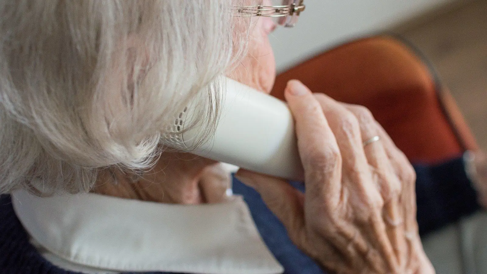 Dubiose Anrufe von Betrügern bringen Senior*innen nicht selten um hohe Summen. (Foto: Pixabay)