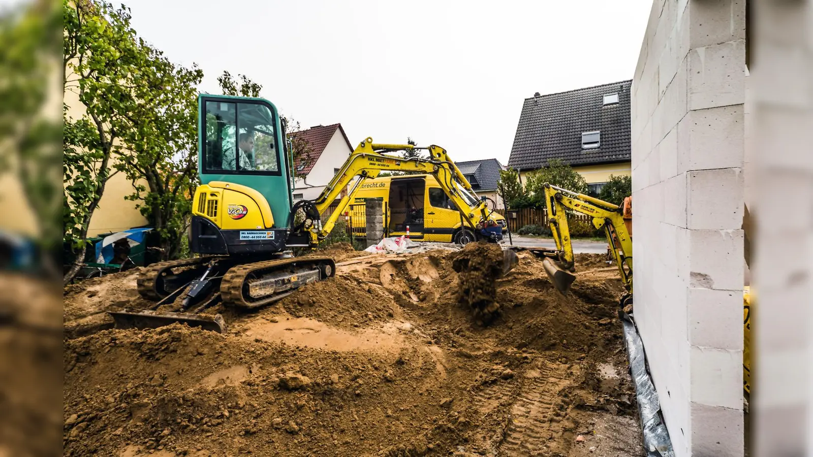 Gegen den Beginn eines Hausbaus noch im Winter spricht nichts, wenn der Bauunternehmer entsprechende Vorsichtsmaßnahmen trifft und Bauunterbrechungen etwa bei Frost einplant. (Foto: djd/Bauherren-Schutzbund)