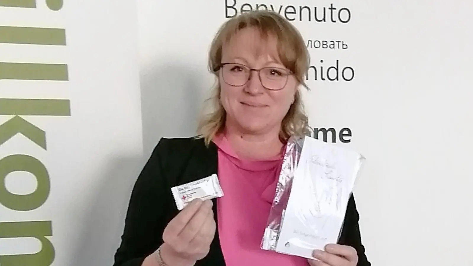 Die Leiterin der BRK-Frauenbereiche, Steffi Irmscher-Grothen präsentiert (Foto: BRK)