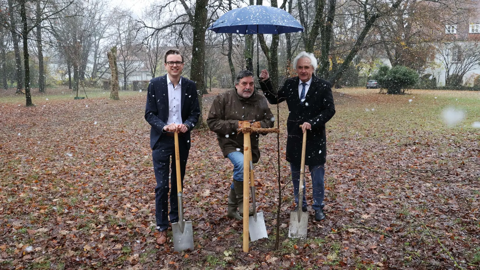 Prof. Dr. Christian Magerl (mi.) freut sich - trotz Schneefalls beim Fototermin - über die Linde, die für ihn im Klostergarten gepflanzt wurde. Landrat Helmut Petz (r.) und Stefan Wildgruber (l.) von der Unteren Jagd- und Fischereibehörde gratulierten. (Foto: LRA)