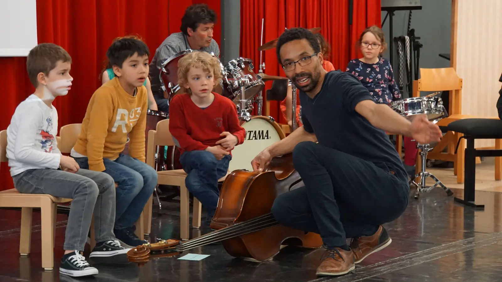 Voller Begheisterung schauen sich die Kinder alles ganz genau an. (Foto: Musikschule Freising)