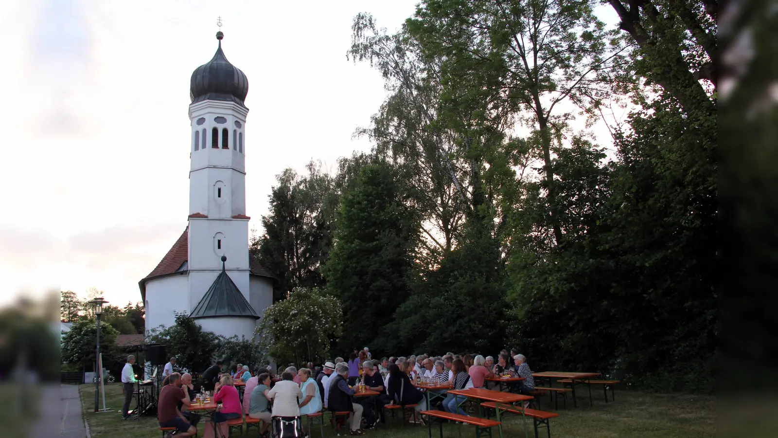 Viele Bürger kamen miteinander ins Gespräch und saßen bis zum Einbruch der Dämmerung beisammen. (Foto: Förderverein Pestkirche )