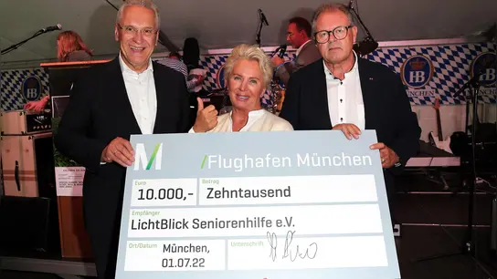 Lydia Staltner, nahm den Spendenscheck freudestrahlend entgegen. (Foto: Gisela Schober)