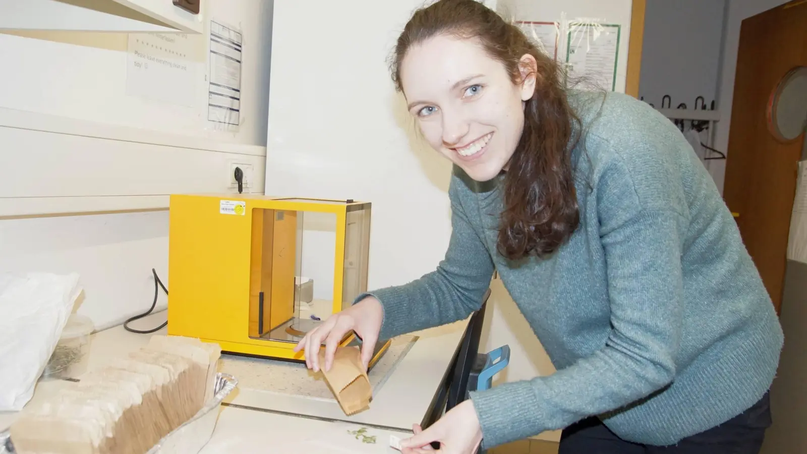 Nadja Berger experimentierte vor allem mit verschiedenen Pflanzen auf dem „neu konstruierten” Bodenaushub. (Foto: bro)