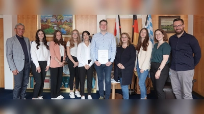 Stellv. Landrat Franz Hofstetter (li.) und Ausbildungsleiterin Martina Stenzel und Stellv. Ausbildungsleiter Florian Peters mit den neuen Azubis.  (Foto: red)