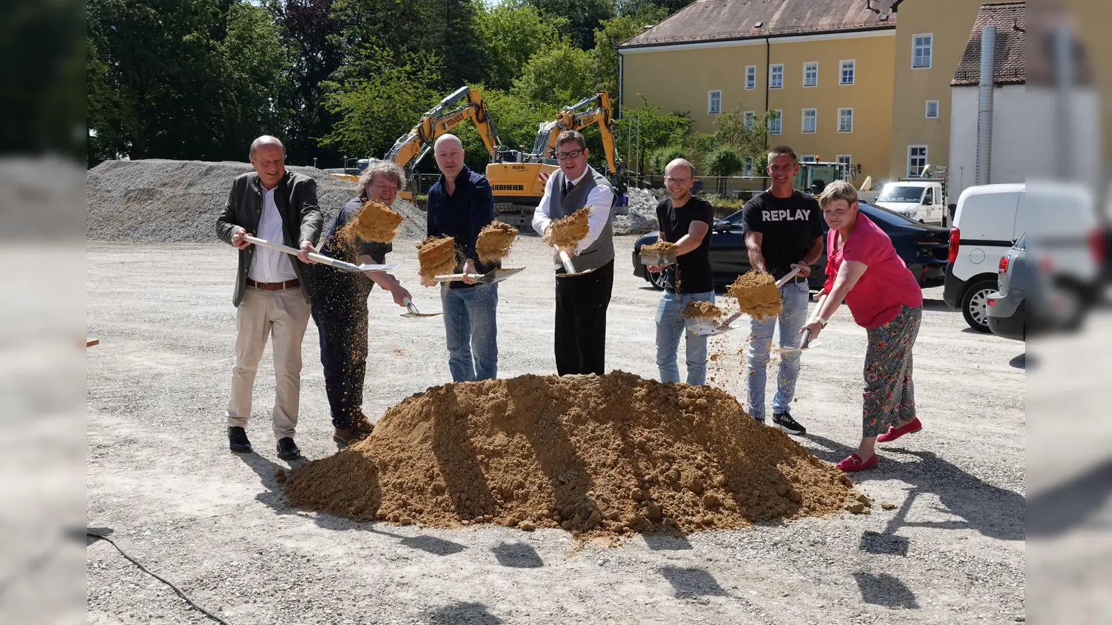 Der Geschäftsführer der Fischeŕs Wohltätigkeitsstiftung, Matthias Vögele, Gesamtplaner Richard Falterer, Architekt Markus Schertler, Verwaltungsratsvorsitzender Martin Bayerstorfer, Davis Wöhrl und Christian Hilger für die ausführenden Firmen sowie die stellvertretende Bürgermeisterin Petra Bauernfeind beim Spatenstich für den Neubau. (Foto: LRA Erding)