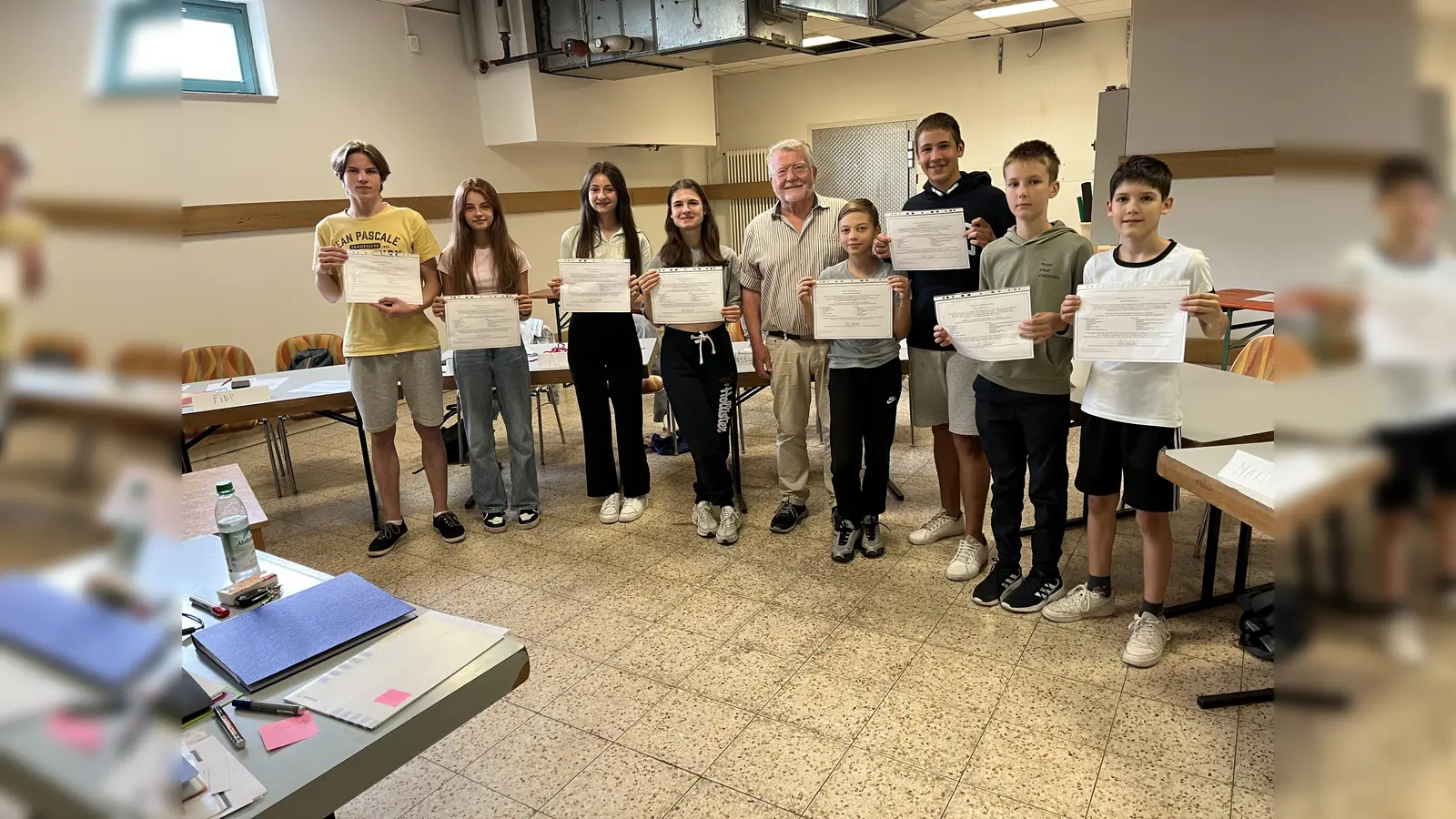 Josef Bornhorst mit seiner Lerngruppe am Tag nach dem Abschlusstest. Ein großes Lob gab es für alle Teilnehmer. (Foto: Unterstützerkreis)