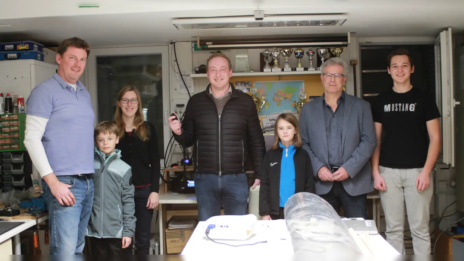Bürgermeister Leonhard Spitzauer gratuliert den Gewinnern der Deutschen Clubmeisterschaft im OHA-Vaterstetten (v. li.): Tobias von Rad mit Sohn Luca, Melanie Michels, Leonhard Spitzauer, Isabella Strobel, Manfred Lauterborn und Fabian Schneebauer. (Foto: Sarah Wolf, Gemeinde Vaterstetten)
