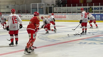 Spieler des EHC Klostersee beim Warmmachen kurz vor dem ersten Testmatch beim TEV Miesbach. (Foto: smg)