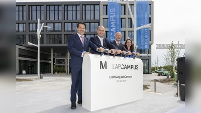 Prof. Dr. Thomas F. Hofmann Präsident TU München, Staatsminister Albert Füracker, Aufsichtsratsvorsitzender FMG, Jost Lammers, Vorsitzender der Geschäftsführung der FMG und Nathalie Leroy, Geschäftsführerin Finanzen und Infrastruktur FMG bei der feierlichen Eröffnung. (Foto: FMG Stephan Goerlich)