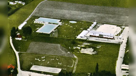 Das eben erst eröffnete Grafinger Freibad in einer Luftaufnahme aus dem Sommer 1972. (Foto: Archiv der Stadt Grafing)