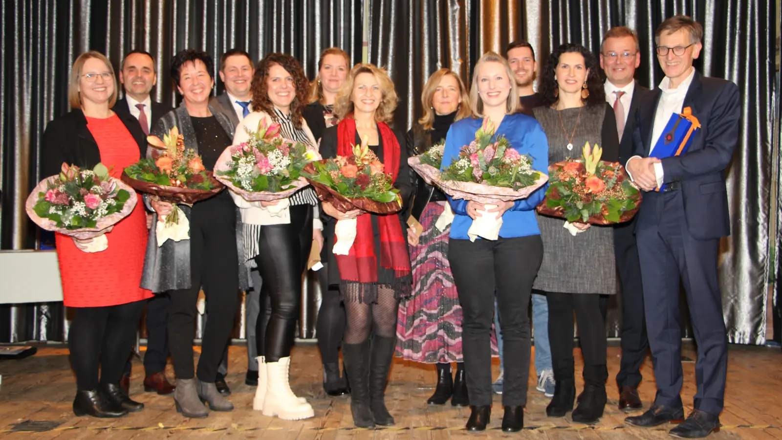 Zahlreiche Beglückwünschte gab es auf der VR Bank Weihnachtsfeier. (Foto: VR Bank)