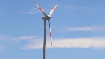 Die Windkraftanlage in Schweitenkirchen mit 1,8 Megawatt ist klein – verglichen mit dem, was bei Auerbach (Markt Wartenberg) errichtet werden soll. (Foto: kw)