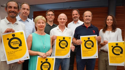 orfreude auf einen sportlichen Sommer bei den Organisatoren und Vereinspartnern von Sport im Park 2025 Sportreferent Jürgen Mieskes, Referatsleiter Karl-Heinz Wimmer, Simone Goclik (TSV Jahn), Andreas Pirkelmann (LC Freising), Günther Progl (RRBC fly'n'dance), OB Tobias Eschenbacher, Peter Volkert (Karate Dojo) und Sportkoordinatorin Alexandra Klein (von links). (Foto: Felix Matthey)