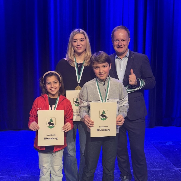 Katharina Ulrich (EHC Klostersee, Shorttrack), Amelie Kreitmeier (EHC Klostersee, Shorttrack) und Michael Ulrich (EHC Klostersee,Shorttrack) wurden von Landrat Robert Niedergesäß (r.) ausgezeichnet. (Foto: LRA Ebersberg)