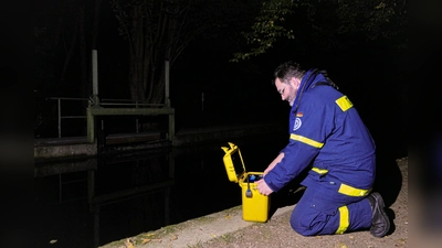 Der Trupp MHP ermittelt mittels mobiler Pegelmessgeräte Wasserstände und Lageänderungen. (Foto: THW)