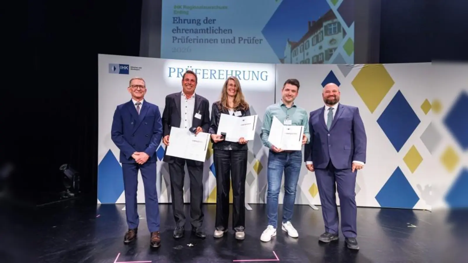 Bei der Ehrung durch die IHK (v.l.): Hubert Schöffmann (IHK), Christian Läßker, Stefanie Lurtz, Bernhard Kronseder und Thomas Stöhr (IHK). (Foto: Matthias Balk/IHK)