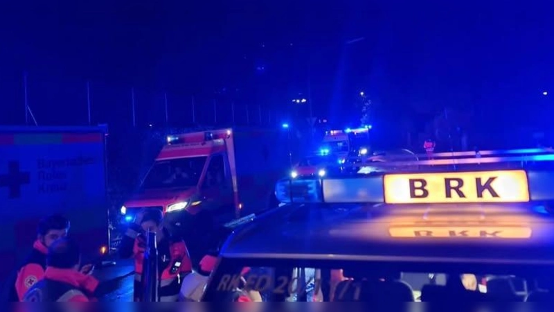 Ein Brand in einem Taufkirchner Seniorenheim sorgte für einen Großeinsatz von Polizei, Feuerwehr und Rettungsdienst. (Foto: BRK Bereitschaft Isen)
