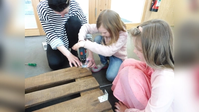 Schleifen, schrauben, malen: Beim Bau des Hochbeets durften die Kinder selbst Hand anlegen.  (Foto: privat)