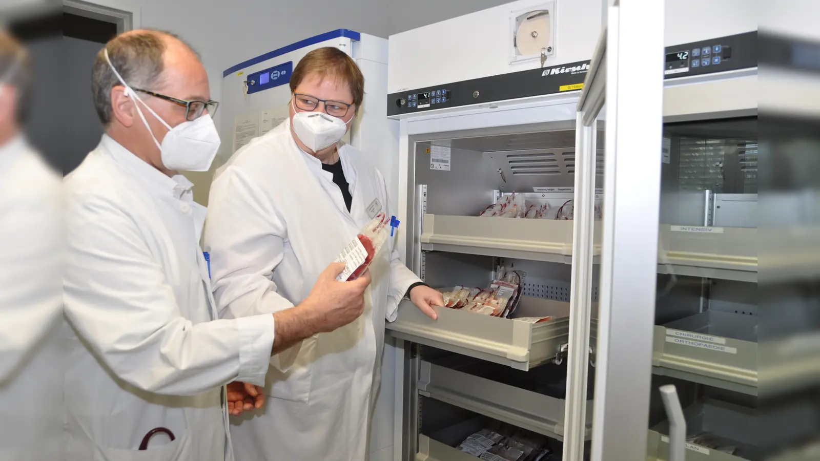 Chefarzt Dr. Peter Lemberger lässt sich von der stellvertretenden Laborleiterin der Kreisklinik Ebersberg, Ilona Langer, den Bestand des Blutkonserven-Depots zeigen. (Foto: kk/sf)