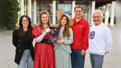 V.r. Janine Bach (VSG Altenerding), Laura Gallo und Lisa Koelbl (in ihren Rollen als Lucy und Mina), Andreas Lindner und Max Ganser vom BRK. (Foto: VSG Altenerding)