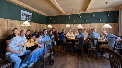 Die JU Isental hat ihren Stammtisch wiederbelebt. Diskutiert wurde im Gasthaus Lebzelter in Dorfen. (Foto: Max Schuler)