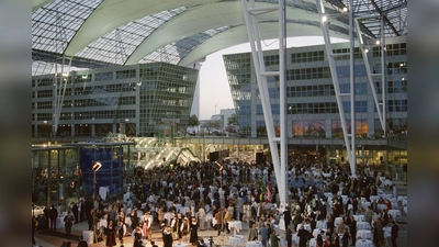 Die Eröffnung des Münchner Airport Centers im September 1999 wurde mit einer großen Gala gefeiert. (Foto: Werner Hennies/Flughafen München)