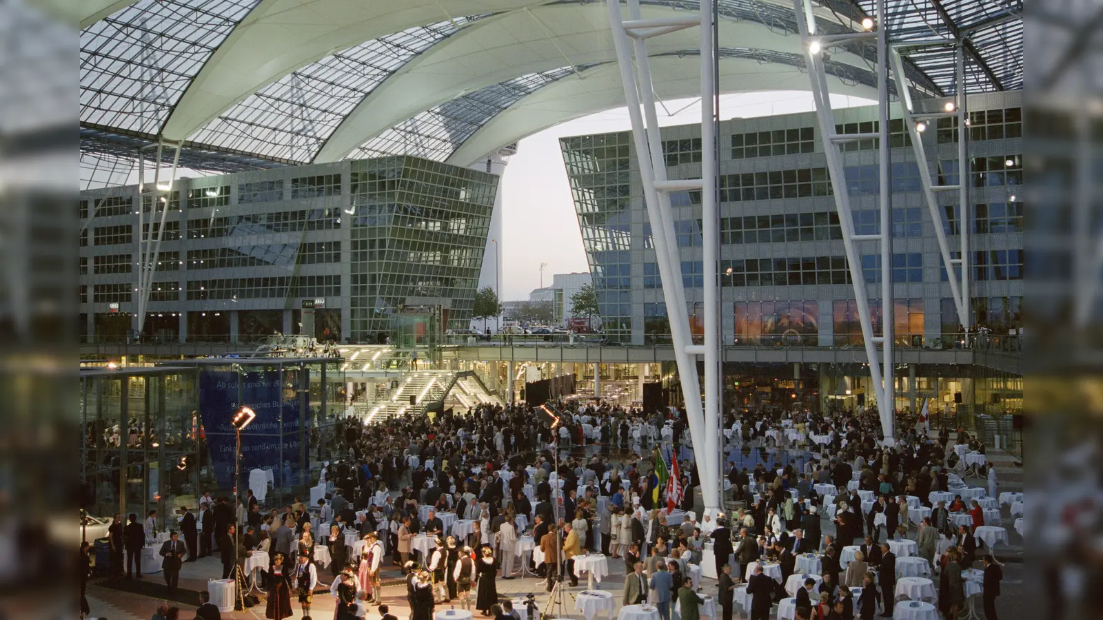 Die Eröffnung des Münchner Airport Centers im September 1999 wurde mit einer großen Gala gefeiert. (Foto: Werner Hennies/Flughafen München)