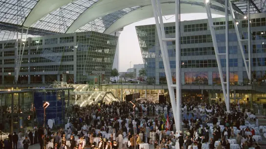 Die Eröffnung des Münchner Airport Centers im September 1999 wurde mit einer großen Gala gefeiert. (Foto: Werner Hennies/Flughafen München)