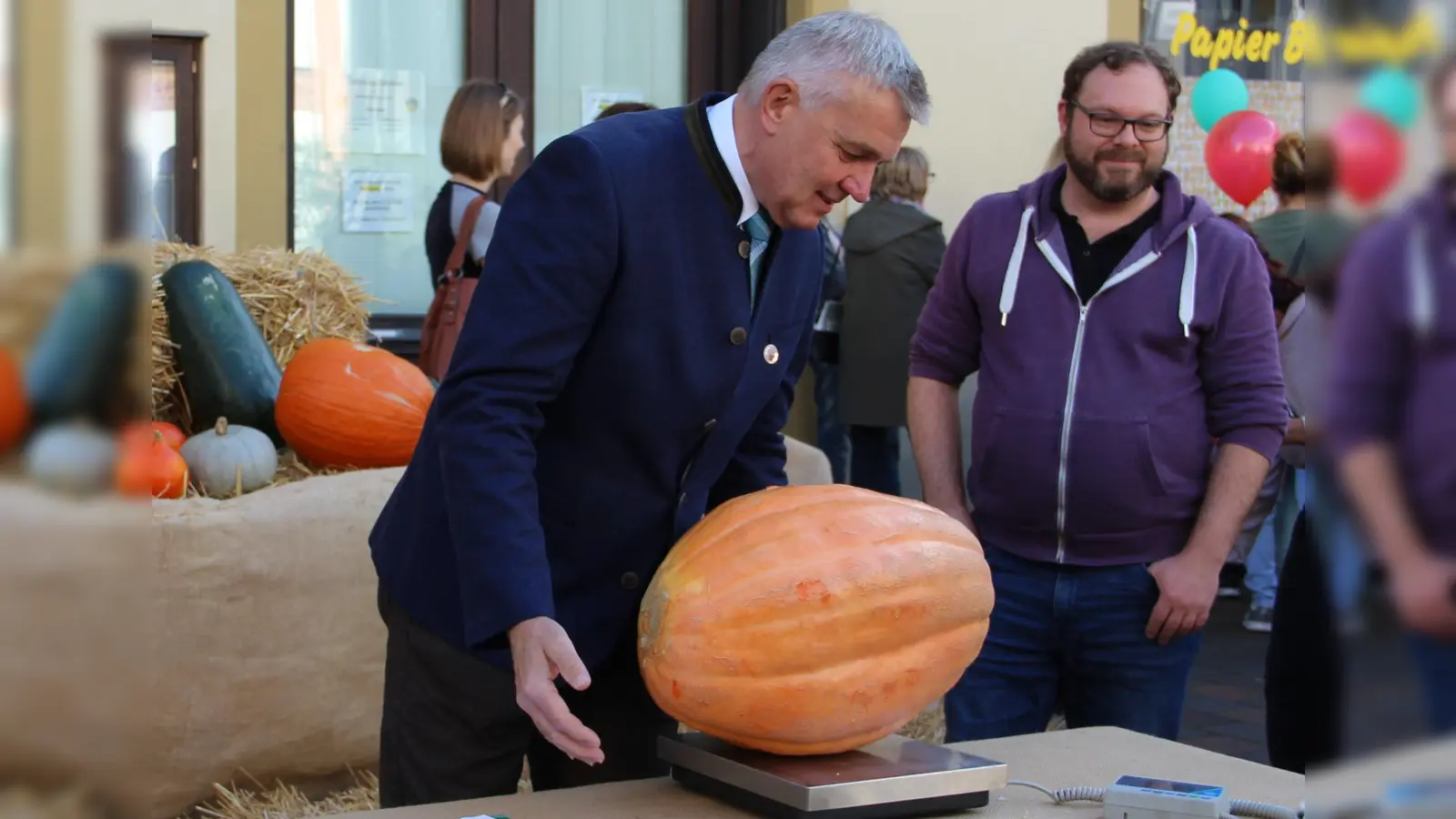 Auch wenn dieses Exemplar schwer gewesen sein dürfte - die erhofften 1250 Kilo Kürbis kamen nicht zusammen. Bürgermeister Dollinger zeigte sich aber als guter Verlierer! (Foto: Moosburg Marketing)