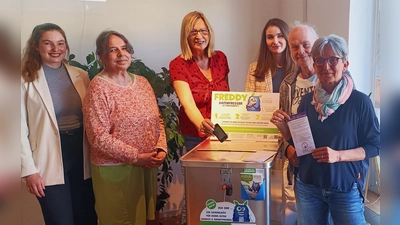 Sie hoffen, dass die Sammelbox bald voll ist: Julia Kamm (Stadt Erding), Karin Fengler-Mensah und Inge Goss-Schwarzenberg („Klettham kommt zusammen“), Teodora Terescenco (Stadt Erding), Wolfgang Böcker („Klettham kommt zusammen“) und Quartiersmanagerin Anne Ackermann (von links).  (Foto: Stadt)
