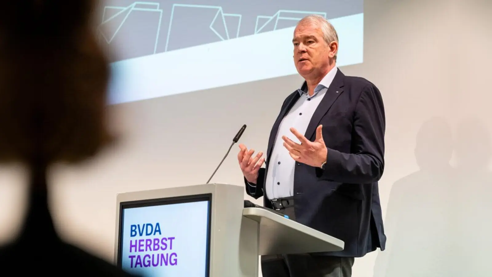 Alexander Lenders, Vorstandsvorsitzender des BVDA, eröffnet die Mitgliederversammlung. (Foto: BVDA)