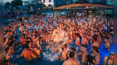 Im Pool gab es zusammen mit den Musikern der La Brass Banda kein Halten mehr. (Foto: Therme)
