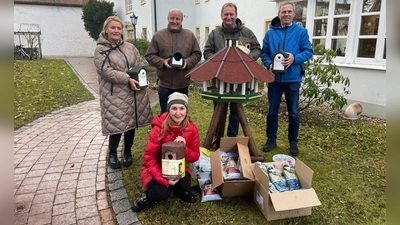 Sichtlich erfreut über die Aktion „Futterhäuschen” waren die Verantwortlichen des Fischers Seniorenzentrum und die Vertreter des Bund Naturschutz. (Foto: BN)